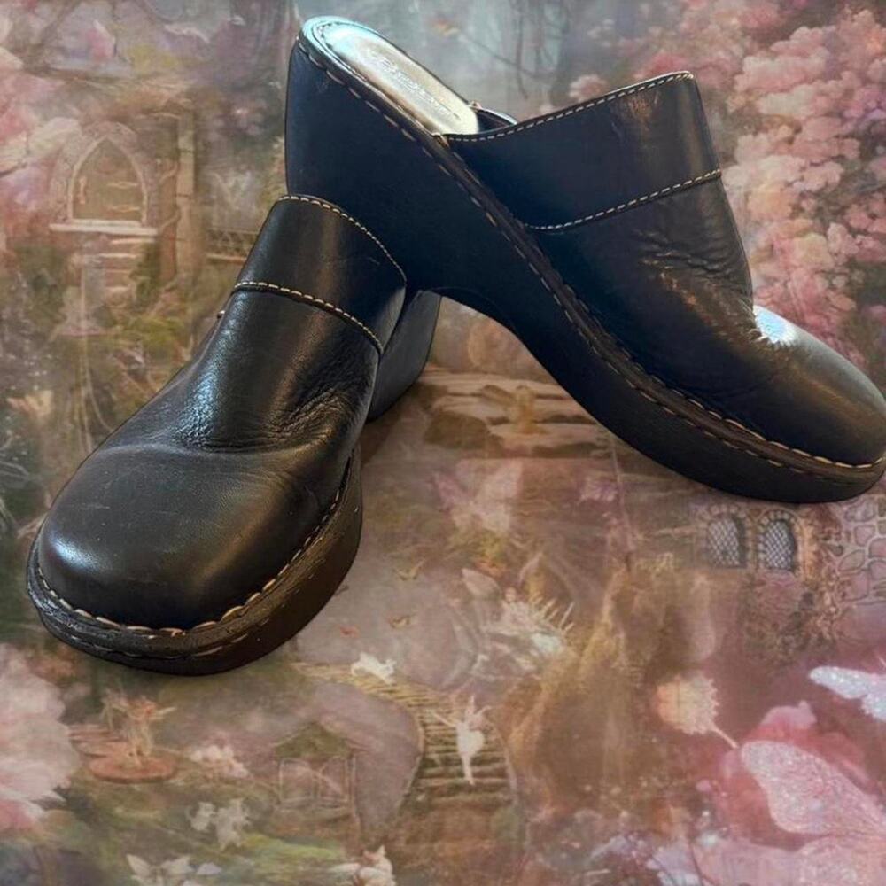 Black leather clogs with a